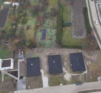 4-izbový rodinný dom Galanta – HODY - bez rezervačnej zálohy - Letecký pohľad na nové rodinné domy v Galante, vedľa záhrad a cintorína.