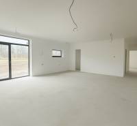 4-izbový rodinný dom Galanta – HODY - bez rezervačnej zálohy - Priestranná svetlá miestnosť s veľkým oknom v rodinnom dome.