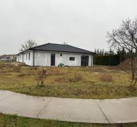 4-izbový rodinný dom Galanta – HODY - bez rezervačnej zálohy - Rodinný dom v Galante so šikmou strechou na trávnatom pozemku.