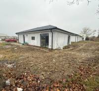 4-izbový rodinný dom Galanta – HODY - bez rezervačnej zálohy - Rodinný dom v Galante s bielou omietkou stojí na nezastavanom pozemku.