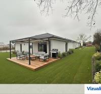 4-izbový rodinný dom Galanta – HODY - bez rezervačnej zálohy - Rodinný dom v Galante s terasou, moderným záhradným nábytkom a trávnikom bez listov.