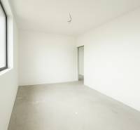 4-izbový rodinný dom Galanta – HODY - bez rezervačnej zálohy - Prázdna miestnosť s veľkým oknom, bielymi stenami a nedokončenou podlahou v rodinnom dome.