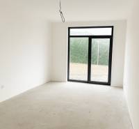 4-izbový rodinný dom Galanta – HODY - bez rezervačnej zálohy - Interiér rodinného domu s francúzskym oknom a bielymi stenami.