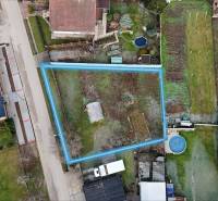 Pozemok na stavbu domu v Pate – 811 m² - bez rezervačnej zálohy - Letecký pohľad na pozemok na bývanie v Pate, ohraničený modrou čiarou.