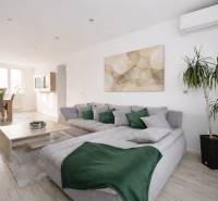 NOVINKA - Priestranných 74 m² v štýlovo zariadenom byte - Obývačka v 3-izbovom byte s podlahou s dreveným dekorom a pohodlným sedením.