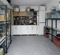 NOVINKA - Priestranných 74 m² v štýlovo zariadenom byte - Organizovaná dielňa v 3-izbovom byte so skriňami, nástrojmi a regálmi na skladovanie.
