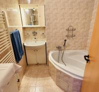 Na predaj 3 i  byt s loggiou aj terasou - Prievidza 75,24 m2 - Kúpeľňa 3-izbového bytu s vaňou, umývadlom a beige obkladmi.