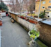 Na predaj 3 i  byt s loggiou aj terasou - Prievidza 75,24 m2 - Balkón s kvetináčmi a výhľadom na ulicu F. Madvu v Prievidzi ponúka pokojné prostredie.