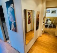 Na predaj 3 i  byt s loggiou aj terasou - Prievidza 75,24 m2 - Chodba so zrkadlom a podlahou s dreveným dekorom v 3-izbovom byte.