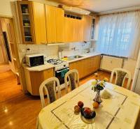 Na predaj 3 i  byt s loggiou aj terasou - Prievidza 75,24 m2 - Kuchyňa v 3-izbovom byte s podlahou s dreveným dekorom a jedálenským stolom.