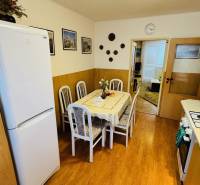 Na predaj 3 i  byt s loggiou aj terasou - Prievidza 75,24 m2 - Kuchyňa v 3-izbovom byte s jedálenským stolom a podlahou s dreveným dekorom.