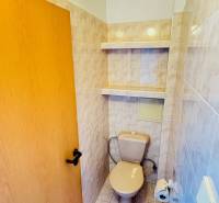 Na predaj 3 i  byt s loggiou aj terasou - Prievidza 75,24 m2 - Toaleta s keramickým obkladom a úložnými policami, súčasť 3-izbového bytu.