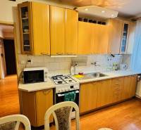 Na predaj 3 i  byt s loggiou aj terasou - Prievidza 75,24 m2 - Kuchyňa v 3-izbovom byte s linkou a podlahou s dreveným dekorom.