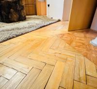 Na predaj 3 i  byt s loggiou aj terasou - Prievidza 75,24 m2 - Podlaha s dreveným dekorom v 3-izbovom byte, koberec a nábytok v interiéri.