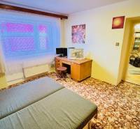 Na predaj 3 i  byt s loggiou aj terasou - Prievidza 75,24 m2 - Izba v 3-izbovom byte s kobercom, písacím stolom a posteľou.