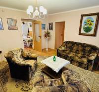 Na predaj 3 i  byt s loggiou aj terasou - Prievidza 75,24 m2 - Obývacia izba s kreslami, gaučom a kobercom v 3-izbovom byte.