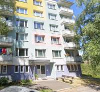 Kúpime  2izbový byt, Beskydská ul. 7,9,11, Banská Bystrica - Farebný bytový dom na Beskydskej 9 v Banskej Bystrici, obklopený zeleňou.