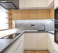 Na PRENÁJOM_v NOVOSTAVBE krásny 3-izbový byt s parkovacím státím - Kuchyňa s hladkými linkami a podlahou s dreveným dekorom v 3-izbovom byte.