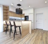 Na PRENÁJOM_v NOVOSTAVBE krásny 3-izbový byt s parkovacím státím - Kuchyňa v 3-izbovom byte s barovým pultom a podlahou s dreveným dekorom.