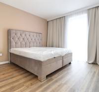 Na PRENÁJOM_v NOVOSTAVBE krásny 3-izbový byt s parkovacím státím - Spálňa s posteľou a podlahou s dreveným dekorom v 3-izbovom byte.