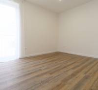 Na PRENÁJOM_v NOVOSTAVBE krásny 3-izbový byt s parkovacím státím - Izba v 3-izbovom byte s podlahou s dreveným dekorom a jednoduchým dizajnom.