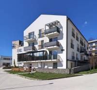 Na PRENÁJOM_v NOVOSTAVBE krásny 3-izbový byt s parkovacím státím - Bytový dom na ulici Streženice v Púchove ponúka rôzne rezidenčné možnosti.