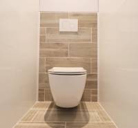 Na PRENÁJOM_v NOVOSTAVBE krásny 3-izbový byt s parkovacím státím - Toaleta s dreveným dekorom a bielymi obkladmi v 3-izbovom byte.