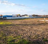 I Na predaj komerčný stavebný pozemok – Kráľová nad Váhom - Komerčné pozemky v Kráľovej nad Váhom s rozľahlou otvorenou plochou a oplotenými budovami.