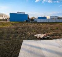 I Na predaj komerčný stavebný pozemok – Kráľová nad Váhom - Pozemky - komerčné v Kráľovej nad Váhom, asfaltová plocha, budova a zeleň.