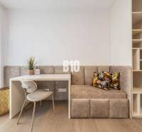 LUXUSNÝ 3-IZBOVÝ BYT NA MIERU V NADČASOVEJ NOVOSTAVBE NA ZAČIATKU KOLI - Pracovný kút s kreslom, stolom, lavicou a policami v 3-izbovom byte.