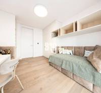 LUXUSNÝ 3-IZBOVÝ BYT NA MIERU V NADČASOVEJ NOVOSTAVBE NA ZAČIATKU KOLI - Minimalistická izba s pohovkou, svetlým nábytkom a podlahou s dreveným dekorom v 3-izbovom byte.