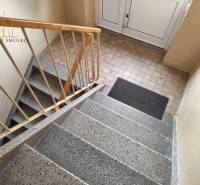 EXKLUZÍVNE: Priestranný 2-izbový byt s vlastnou malou záhradkou v srdc - Schodisko v bytovom dome na Mierovej ulici v Sabinove s dlažbou.