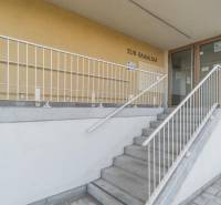 Bývanie ako z katalógu – Dizajnový 3-izbový byt s terasou a parkovaním - Vchod do 3-izbového bytu na Bajkalskej ulici v Bratislave, Ružinove so schodiskom.