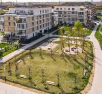 Bývanie ako z katalógu – Dizajnový 3-izbový byt s terasou a parkovaním - V Bratislave - Ružinove, medzi bytovými domami, sa rozprestiera zelený park s ihriskom.
