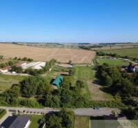 Stavebný pozemok pri Nitre so stavebným povolením v tichej lokalite - Hosťová ponúka rozľahlé pozemky na bývanie obklopené prírodou a poľami.