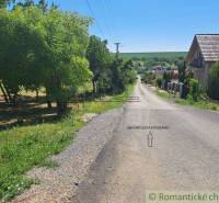 Stavebný pozemok pri Nitre so stavebným povolením v tichej lokalite - Cesta v Hosťovej obklopená zeleňou, vhodná pre pozemky - bývanie.