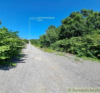 Stavebný pozemok pri Nitre so stavebným povolením v tichej lokalite - Prístupová cesta obklopená zeleňou v Hosťovej, vhodná pre Pozemky - bývanie.