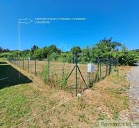 Stavebný pozemok pri Nitre so stavebným povolením v tichej lokalite - Plotom ohraničený pozemok na bývanie v Hosťovej so súkromnou prístupovou cestou.