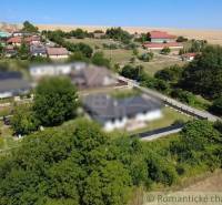 Stavebný pozemok pri Nitre so stavebným povolením v tichej lokalite - Panoramatický pohľad na pozemky - bývanie v obci Hosťová obklopené zeleňou a domami.