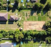 Stavebný pozemok pri Nitre so stavebným povolením v tichej lokalite - Pozemok na bývanie v Hosťovej, v záhrade s prístupovou cestou, veľký 857 m².