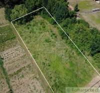 Stavebný pozemok pri Nitre so stavebným povolením v tichej lokalite - Pozemky na bývanie v Hosťovej, obklopené prírodou a stromami, ideálne na záhradu.