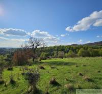 Vaša vlastná oáza na lazoch: Pozemok s dušou a krásnym výhľadom - Krajina v Krupine s lúkami a stromami, vhodná na Pozemky - bývanie.