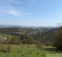 Vaša vlastná oáza na lazoch: Pozemok s dušou a krásnym výhľadom - Krajina s pohľadom na obec a okolitú prírodu v Krupine pre pozemky - bývanie.