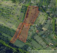 Vaša vlastná oáza na lazoch: Pozemok s dušou a krásnym výhľadom - Letecký pohľad na pozemky - bývanie v meste Krupina so zakreslením parciel.