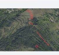 Veľký pozemok v srdci prírody pri Hornom Tisovníku - Letecký pohľad na rozparcelované pozemky pre bývanie v Hornom Tisovníku s lesnatou krajinou.