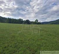 Veľký pozemok v srdci prírody pri Hornom Tisovníku - Rozľahlá zelená lúka obklopená lesmi a kopcami v okolí Horného Tisovníka, Pozemky - bývanie.