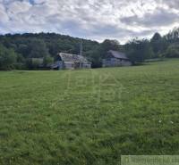 Veľký pozemok v srdci prírody pri Hornom Tisovníku - Zelená lúka s vidieckou stavbou v Hornom Tisovníku, vhodné pre Pozemky - bývanie.