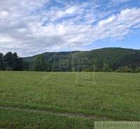 Veľký pozemok v srdci prírody pri Hornom Tisovníku - Rozľahlé lúky v Hornom Tisovníku vhodné pre pozemky - bývanie, obklopené zeleňou a lesmi.