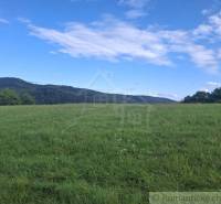 Veľký pozemok v srdci prírody pri Hornom Tisovníku - Zelená lúka s kopcami a oblohou v Hornom Tisovníku, vhodná pre pozemky - bývanie.