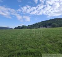 Veľký pozemok v srdci prírody pri Hornom Tisovníku - Zeleň a kopce v Hornom Tisovníku, ideálne pozemky - bývanie s prírodnou scenériou.